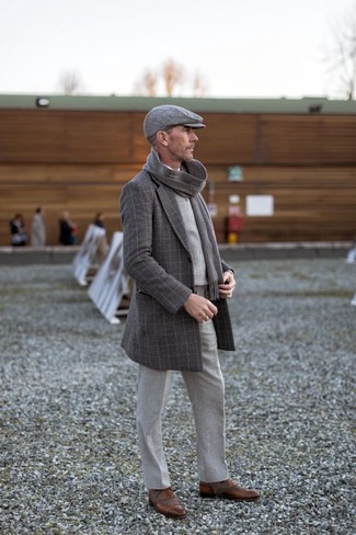 Grauen Pullunder mit Schottenmuster kombinieren – 2 Herren Outfits: Kombinieren Sie einen grauen Pullunder mit Schottenmuster mit einer grauen Wollanzughose, um vor Klasse und Perfektion zu strotzen. Braune Leder Oxford Schuhe sind eine ideale Wahl, um dieses Outfit zu vervollständigen.