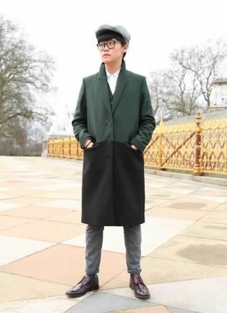 Welche Derby Schuhe mit olivgrünen Mantels zu tragen – 4 Winter Herren Outfits: Paaren Sie einen olivgrünen Mantel mit einer grauen Chinohose für Ihren Bürojob. Fühlen Sie sich ideenreich? Entscheiden Sie sich für Derby Schuhe. Was für eine schöne Winter-Look Idee!