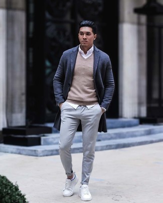 20 Jährige: Pullover kombinieren – 500+ Herren Outfits kalt Wetter: Entscheiden Sie sich für einen Pullover und eine graue Chinohose für Drinks nach der Arbeit. Weiße Segeltuch niedrige Sneakers bringen Eleganz zu einem ansonsten schlichten Look.