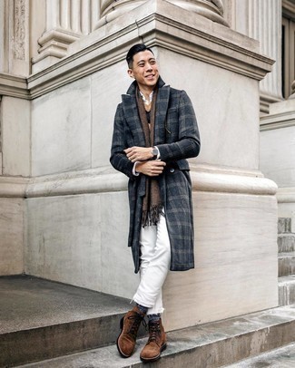 Braunen Schal kombinieren – 341 Herren Outfits: Für ein bequemes Couch-Outfit, erwägen Sie das Tragen von einem dunkelgrauen Mantel mit Schottenmuster und einem braunen Schal. Ergänzen Sie Ihr Outfit mit einer braunen Wildlederfreizeitstiefeln, um Ihr Modebewusstsein zu zeigen.