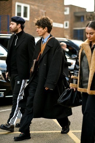 Dunkelgrauen Mantel kombinieren – 500+ Herren Outfits: Erwägen Sie das Tragen von einem dunkelgrauen Mantel und einer schwarzen Chinohose, um einen eleganten, aber nicht zu festlichen Look zu kreieren. Fühlen Sie sich ideenreich? Vervollständigen Sie Ihr Outfit mit schwarzen Leder Slippern.