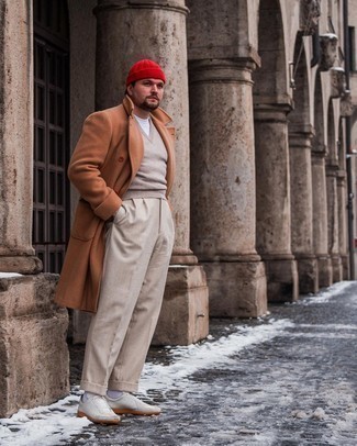 Rotbraunen Mantel kombinieren – 500+ Herren Outfits: Kombinieren Sie einen rotbraunen Mantel mit einer hellbeige Anzughose für einen stilvollen, eleganten Look. Warum kombinieren Sie Ihr Outfit für einen legereren Auftritt nicht mal mit weißen Leder niedrigen Sneakers?