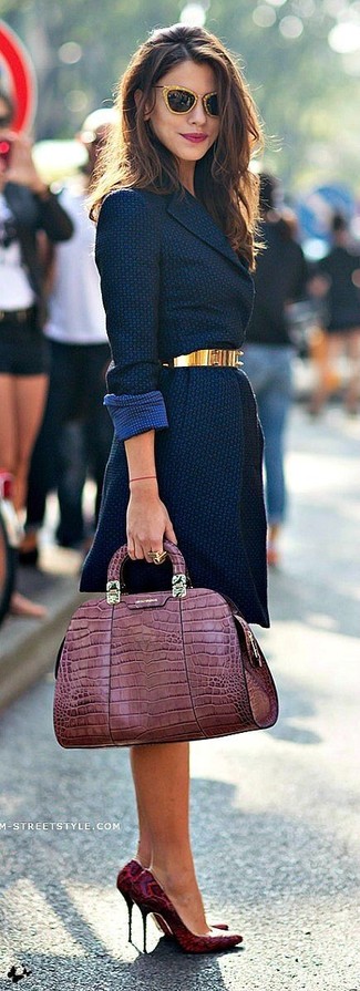 Blauen Mantel kombinieren – 189 Damen Outfits: Entscheiden Sie sich für einen blauen Mantel für einen schlanken Casual-Look. Ergänzen Sie Ihr Look mit dunkelroten Leder Pumps mit Schlangenmuster.