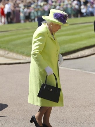 60 Jährige: Outfits Damen 2024: Wahlen Sie einen gelbgrünen Mantel, um vor zeitlose Eleganz und Perfektion zu strotzen. Schwarze leder pumps sind eine kluge Wahl, um dieses Outfit zu vervollständigen.