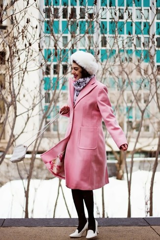 Weiße Pelzkappe kombinieren – 3 Damen Outfits: Wahlen Sie einen rosa Mantel und eine weiße Pelzkappe, um einen hübschen lässigen Look zu kreieren. Weiße Leder Pumps sind eine großartige Wahl, um dieses Outfit zu vervollständigen.