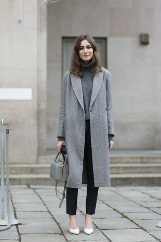 Graue Lederhandtasche kombinieren – 13 Damen Outfits: Probieren Sie die Kombi aus einem grauen Mantel und einer grauen Lederhandtasche für den Stil, der ideal für die Freizeit geeignet ist. Weiße Leder Pumps sind eine perfekte Wahl, um dieses Outfit zu vervollständigen.