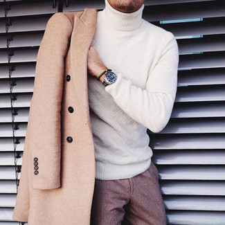 30 Jährige: Silberne Uhr kombinieren – 107 Elegante Herren Outfits kalt Wetter: Für ein bequemes Couch-Outfit, paaren Sie einen camel Mantel mit einer silbernen Uhr.
