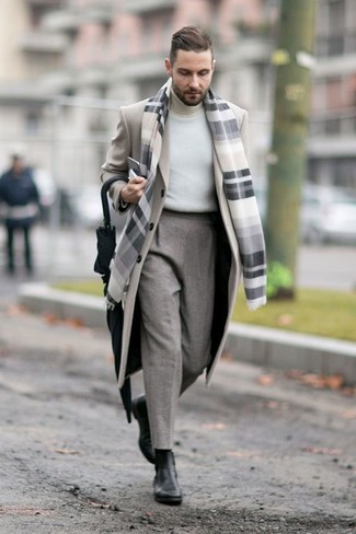 Grauen Schal kombinieren – 500+ Herren Outfits: Ein beiger Mantel und ein grauer Schal sind eine großartige Outfit-Formel für Ihre Sammlung. Fühlen Sie sich mutig? Komplettieren Sie Ihr Outfit mit schwarzen Chelsea Boots aus Leder.