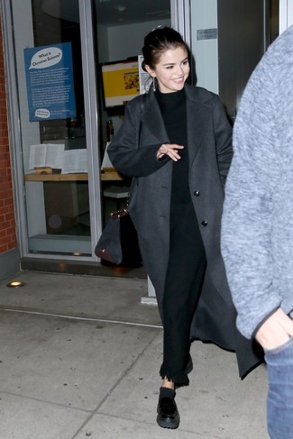 Selena Gomez trägt dunkelgrauer Mantel, schwarzer Rollkragenpullover, schwarze Fransen Anzughose, schwarze Leder plateau Slippers