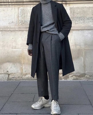 schwarzer Mantel, grauer Strick Rollkragenpullover, dunkelgraue Wollanzughose, hellbeige Sportschuhe für Herren
