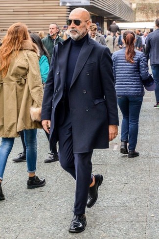 Schwarzen Mantel kombinieren – 209 Elegante Herren Outfits: Tragen Sie einen schwarzen Mantel und eine dunkelblaue vertikal gestreifte Anzughose, um vor Klasse und Perfektion zu strotzen. Ergänzen Sie Ihr Look mit schwarzen Leder Derby Schuhen.