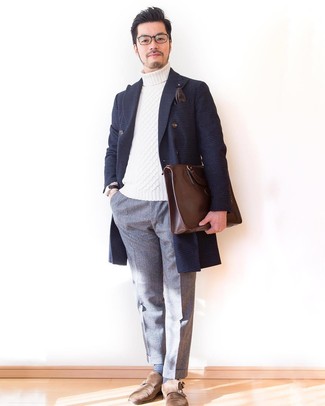 Braune Leder Aktentasche kombinieren – 51 Elegante Herren Outfits kühl Wetter: Kombinieren Sie einen dunkelblauen Mantel mit Schottenmuster mit einer braunen Leder Aktentasche für einen entspannten Wochenend-Look. Machen Sie Ihr Outfit mit braunen Doppelmonks aus Wildleder eleganter.
