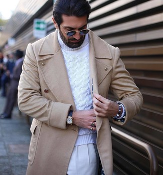Graues Armband kombinieren – 36 Elegante Herren Outfits kalt Wetter: Ein beiger Mantel und ein graues Armband vermitteln eine sorglose und entspannte Atmosphäre.