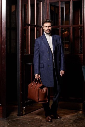 Dunkelbraune Leder Reisetasche kombinieren – 265 Herren Outfits: Ein dunkelblauer Mantel und eine dunkelbraune Leder Reisetasche sind eine gute Outfit-Formel für Ihre Sammlung. Fühlen Sie sich ideenreich? Vervollständigen Sie Ihr Outfit mit braunen Leder Slippern mit Quasten.