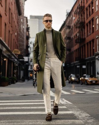 Dunkelrote Lederhandschuhe kombinieren – 31 Herren Outfits: Kombinieren Sie einen olivgrünen Mantel mit dunkelroten Lederhandschuhen für einen entspannten Wochenend-Look. Dunkelbraune Wildleder Slipper sind eine einfache Möglichkeit, Ihren Look aufzuwerten.