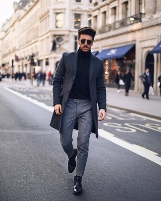 Dunkelgrauen Mantel kombinieren – 500+ Herren Outfits kühl Wetter: Kombinieren Sie einen dunkelgrauen Mantel mit einer grauen Anzughose für einen stilvollen, eleganten Look. Fühlen Sie sich mutig? Wählen Sie schwarzen Chukka-Stiefel aus Leder.