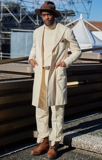Wie beigen Mantel mit hellbeige Anzughose zu kombinieren – 23 Herren Outfits kalt Wetter: Entscheiden Sie sich für einen klassischen Stil in einem beigen Mantel und einer hellbeige Anzughose. Fühlen Sie sich ideenreich? Komplettieren Sie Ihr Outfit mit braunen Leder Brogues.