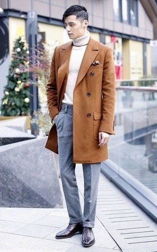 rotbrauner Mantel, weißer Wollrollkragenpullover, graue Wollanzughose, dunkellila Leder Oxford Schuhe für Herren