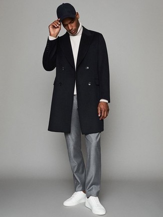 Wie dunkelblauen Mantel mit dunkelgrauer Anzughose zu kombinieren – 88 Herren Outfits: Tragen Sie einen dunkelblauen Mantel und eine dunkelgraue Anzughose für einen stilvollen, eleganten Look. Wählen Sie die legere Option mit weißen Leder niedrigen Sneakers.