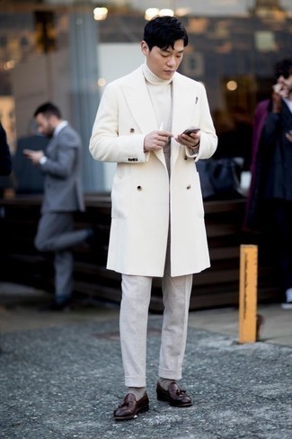 30 Jährige: Rote Leder Slipper mit Quasten kombinieren – 17 Herren Outfits kalt Wetter: Kombinieren Sie einen weißen Mantel mit einer grauen Anzughose für einen stilvollen, eleganten Look. Fühlen Sie sich ideenreich? Ergänzen Sie Ihr Outfit mit roten Leder Slippern mit Quasten.