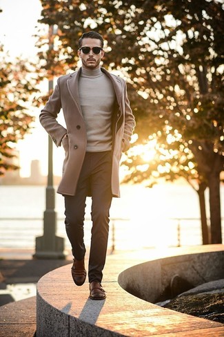 Dunkelbraune Doppelmonks aus Leder kombinieren – 109 Herren Outfits kühl Wetter: Kombinieren Sie einen braunen Mantel mit einer schwarzen Anzughose für einen stilvollen, eleganten Look. Fühlen Sie sich mutig? Ergänzen Sie Ihr Outfit mit dunkelbraunen Doppelmonks aus Leder.