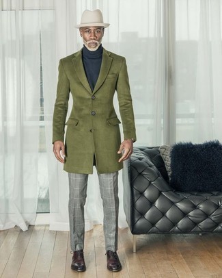Weißen Wollhut kombinieren – 121 Herren Outfits: Kombinieren Sie einen olivgrünen Mantel mit einem weißen Wollhut für einen entspannten Wochenend-Look. Fühlen Sie sich ideenreich? Entscheiden Sie sich für dunkelroten Leder Oxford Schuhe.