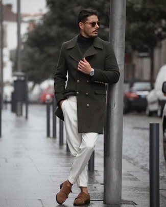 30 Jährige: Dunkelgrünen Mantel kombinieren – 42 Herren Outfits warm Wetter: Kombinieren Sie einen dunkelgrünen Mantel mit einer weißen Anzughose, um vor Klasse und Perfektion zu strotzen. Wenn Sie nicht durch und durch formal auftreten möchten, entscheiden Sie sich für braunen Doppelmonks aus Wildleder.