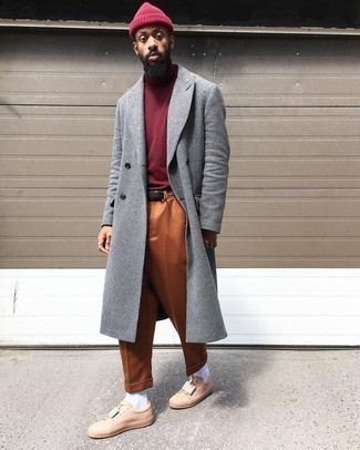 Wie grauen Mantel mit hellbeige niedriger Sneakers zu kombinieren – 11 Smart-Casual Herren Outfits: Kombinieren Sie einen grauen Mantel mit einer rotbraunen Anzughose, um vor Klasse und Perfektion zu strotzen. Fühlen Sie sich ideenreich? Wählen Sie hellbeige niedrige Sneakers.
