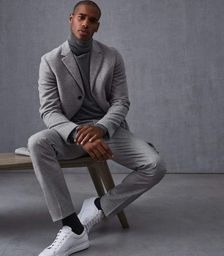 30 Jährige: Welche Anzughosen mit grauen Mantels zu tragen – 45 Herren Outfits warm Wetter: Tragen Sie einen grauen Mantel und eine Anzughose für einen stilvollen, eleganten Look. Fühlen Sie sich ideenreich? Komplettieren Sie Ihr Outfit mit weißen Segeltuch niedrigen Sneakers.
