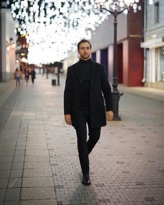 Welche Anzughosen mit schwarzen Mantels zu tragen – 105 Elegante Herren Outfits: Kombinieren Sie einen schwarzen Mantel mit einer Anzughose für eine klassischen und verfeinerte Silhouette. Bringen Sie die Dinge durcheinander, indem Sie schwarzen Leder Slipper mit diesem Outfit tragen.