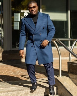 30 Jährige: Derby Schuhe kombinieren – 146 Elegante Herren Outfits kühl Wetter: Tragen Sie einen blauen Mantel und eine dunkelblaue Anzughose für einen stilvollen, eleganten Look. Machen Sie diese Aufmachung leger mit Derby Schuhen.