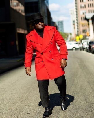 Roten Mantel kombinieren – 112 Herren Outfits: Geben Sie den bestmöglichen Look ab in einem roten Mantel und einer schwarzen Anzughose. Wenn Sie nicht durch und durch formal auftreten möchten, entscheiden Sie sich für schwarzen Leder Derby Schuhe.