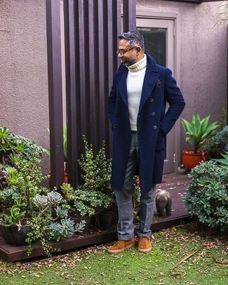 Braune niedrige Sneakers kombinieren – 537+ Herren Outfits: Vereinigen Sie einen dunkelblauen Mantel mit einer grauen Wollanzughose, um vor Klasse und Perfektion zu strotzen. Wenn Sie nicht durch und durch formal auftreten möchten, vervollständigen Sie Ihr Outfit mit braunen niedrigen Sneakers.