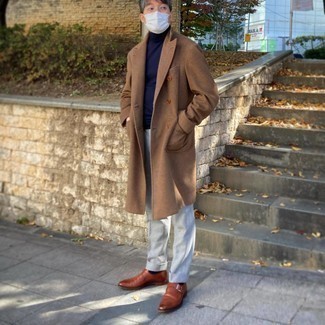 40 Jährige: Graue Anzughose kombinieren – 72 Herren Outfits kühl Wetter: Kombinieren Sie einen camel Mantel mit einer grauen Anzughose für eine klassischen und verfeinerte Silhouette. Wählen Sie die legere Option mit rotbraunen Monks aus Leder.