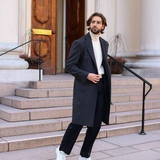 Wie Anzughose mit Mantels zu kombinieren – 72 Smart-Casual Herren Outfits warm Wetter: Kombinieren Sie einen Mantel mit einer Anzughose für einen stilvollen, eleganten Look. Weiße Segeltuch niedrige Sneakers leihen Originalität zu einem klassischen Look.