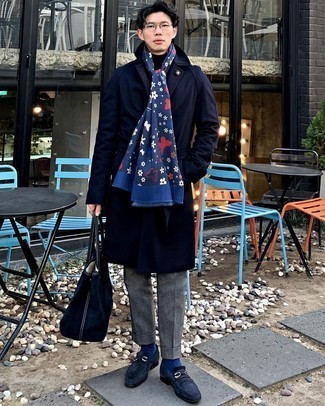 20 Jährige: Elegante kalt Wetter Outfits Herren 2024: Kombinieren Sie einen dunkelblauen Mantel mit einer grauen Anzughose für eine klassischen und verfeinerte Silhouette. Wenn Sie nicht durch und durch formal auftreten möchten, vervollständigen Sie Ihr Outfit mit dunkelblauen Wildleder Slippern.