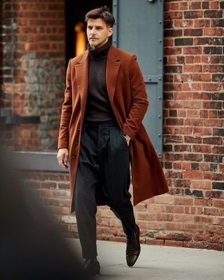 Braune Leder Derby Schuhe kombinieren – 162 Herren Outfits kalt Wetter: Vereinigen Sie einen rotbraunen Mantel mit einer schwarzen Anzughose, um vor Klasse und Perfektion zu strotzen. Wenn Sie nicht durch und durch formal auftreten möchten, wählen Sie braunen Leder Derby Schuhe.