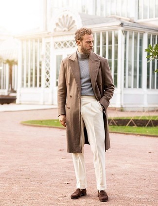 30 Jährige: Schuhe kombinieren – 500+ Elegante Herren Outfits kalt Wetter: Erwägen Sie das Tragen von einem braunen Mantel und einer hellbeige Anzughose für eine klassischen und verfeinerte Silhouette. Fühlen Sie sich ideenreich? Wählen Sie dunkelbraunen Wildleder Slipper.