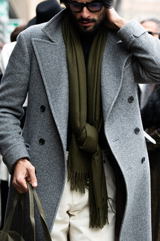 grauer Mantel mit Fischgrätenmuster, schwarzer Rollkragenpullover, weiße Anzughose, olivgrüne Shopper Tasche aus Leder für Herren