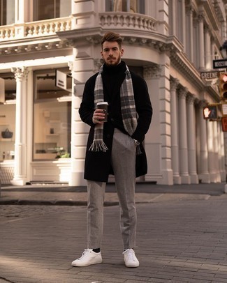 Wie graue Wollanzughose mit schwarzen Mantels zu kombinieren – 12 Smart-Casual Herren Outfits kühl Wetter: Kombinieren Sie einen schwarzen Mantel mit einer grauen Wollanzughose für eine klassischen und verfeinerte Silhouette. Fühlen Sie sich ideenreich? Ergänzen Sie Ihr Outfit mit weißen Segeltuch niedrigen Sneakers.