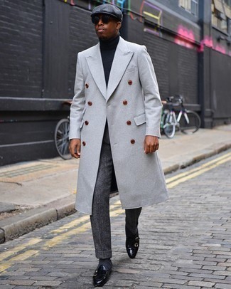 Elegante kalt Wetter Outfits Herren 2024: Kombinieren Sie einen grauen Mantel mit einer dunkelgrauen Wollanzughose mit Fischgrätenmuster für eine klassischen und verfeinerte Silhouette. Dieses Outfit passt hervorragend zusammen mit schwarzen Doppelmonks aus Leder.