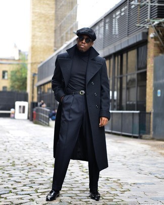 Schwarze Schiebermütze kombinieren – 5 Elegante Herren Outfits: Für ein bequemes Couch-Outfit, kombinieren Sie einen schwarzen Mantel mit einer schwarzen Schiebermütze. Fühlen Sie sich ideenreich? Wählen Sie schwarzen Doppelmonks aus Leder.