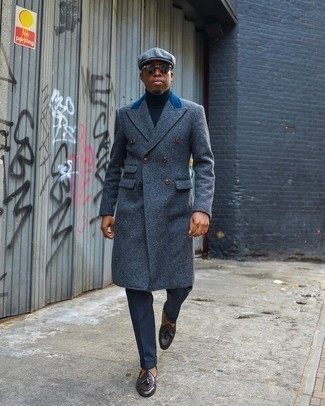 30 Jährige: Braune Leder Slipper kombinieren – 97 Elegante Herren Outfits kühl Wetter: Kombinieren Sie einen dunkelgrauen Mantel mit einer dunkelblauen Anzughose, um vor Klasse und Perfektion zu strotzen. Fühlen Sie sich ideenreich? Komplettieren Sie Ihr Outfit mit braunen Leder Slippern.