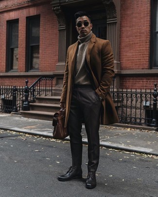 Braune Leder Aktentasche kombinieren – 447 Herren Outfits: Für ein bequemes Couch-Outfit, paaren Sie einen braunen Mantel mit einer braunen Leder Aktentasche. Ergänzen Sie Ihr Outfit mit einer schwarzen Lederfreizeitstiefeln, um Ihr Modebewusstsein zu zeigen.