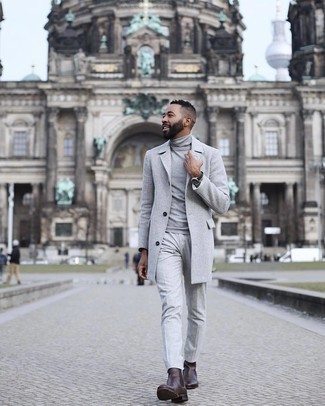 Graue Anzughose kombinieren – 500+ Herren Outfits kalt Wetter: Kombinieren Sie einen grauen Mantel mit einer grauen Anzughose für eine klassischen und verfeinerte Silhouette. Wenn Sie nicht durch und durch formal auftreten möchten, wählen Sie dunkelbraunen Chelsea Boots aus Leder.