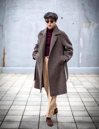 Elegante kalt Wetter Outfits Herren 2024: Kombinieren Sie einen braunen Mantel mit Hahnentritt-Muster mit einer beige Anzughose für eine klassischen und verfeinerte Silhouette. Braune Wildleder Slipper sind eine kluge Wahl, um dieses Outfit zu vervollständigen.