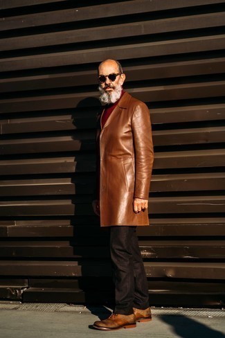 60 Jährige: Dunkelbraune Anzughose kombinieren – 26 Herren Outfits: Kombinieren Sie einen braunen Ledermantel mit einer dunkelbraunen Anzughose für eine klassischen und verfeinerte Silhouette. Vervollständigen Sie Ihr Look mit rotbraunen Leder Oxford Schuhen.