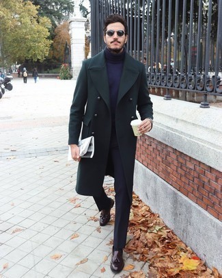 Elegante kühl Wetter Outfits Herren 2024: Entscheiden Sie sich für einen klassischen Stil in einem dunkelgrünen Mantel und einer dunkelblauen Anzughose. Suchen Sie nach leichtem Schuhwerk? Vervollständigen Sie Ihr Outfit mit dunkelbraunen Leder Slippern mit Quasten für den Tag.