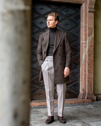 Elegante kühl Wetter Outfits Herren 2024: Kombinieren Sie einen dunkelbraunen Mantel mit einer hellbeige Anzughose für eine klassischen und verfeinerte Silhouette. Fühlen Sie sich mutig? Entscheiden Sie sich für dunkelbraunen Wildleder Slipper mit Quasten.