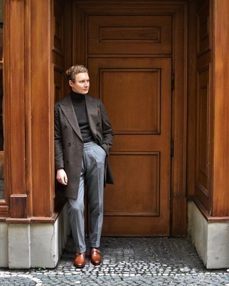 Elegante kühl Wetter Outfits Herren 2024: Entscheiden Sie sich für einen dunkelbraunen Mantel und eine graue Anzughose, um vor Klasse und Perfektion zu strotzen. Suchen Sie nach leichtem Schuhwerk? Entscheiden Sie sich für rotbraunen Monks aus Leder für den Tag.